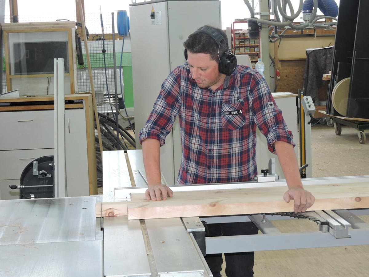 Tischler bei der Arbeit